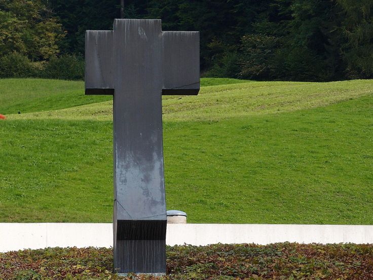 Kreuzskulptur bei der modernen Abdankungshalle