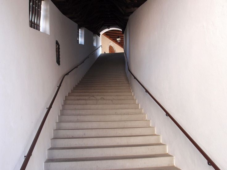 Die beiden Zugänge zur Kloster-kirche St. Anna sind versteckt